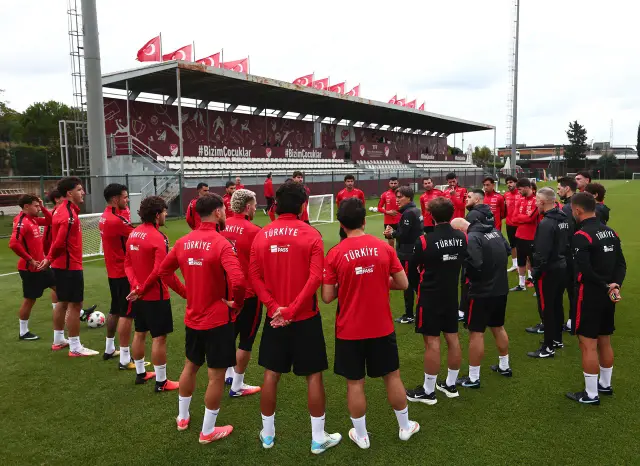 Ay-Yıldızlılarda Fransa mesaisi: Montella yönetiminde kritik hazırlıklar