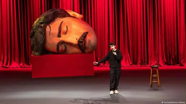 Deniz Göktaş, "Ölü Deniz" başlıklı gösterisi sırasında sahnede