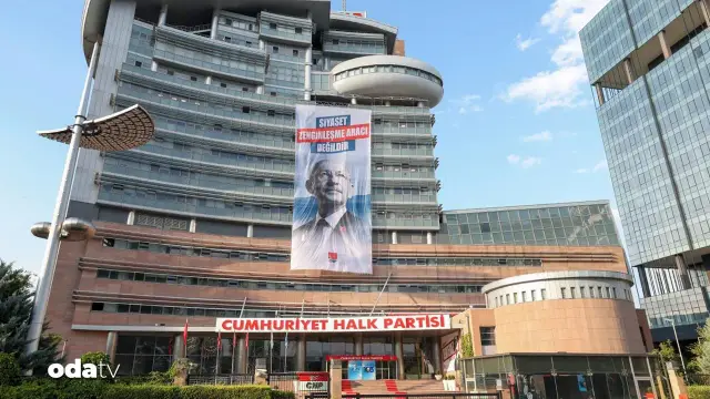 CHP Genel Merkezi’ne bu pankart asıldı: Siyaset zenginleşme aracı değildir