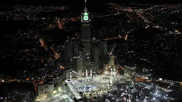 ARŞİV: Mekke'de yüz binlerce Müslüman Mescid-i Haram'da Kâbe'yi tavaf ederken, Ebrac el-Beyt Kuleleri'nin dört yüzlü saati görünüyor.
