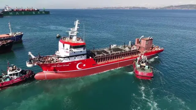 إنزال أول سفينة تجريف محلية إلى الماء