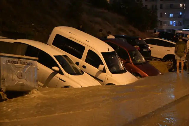 Road collapses in Keçiören, 20 cars fall into pit