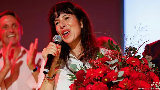 Sol Partili Elif Eralp Berlin'de elinde çiçeklerle zafer konuşması yaparken