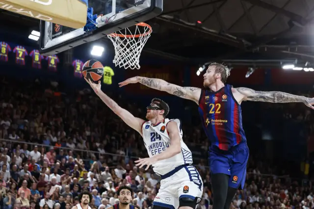 أنادولو إفيس يخسر أمام برشلونة 89-82 في الدوري الأوروبي