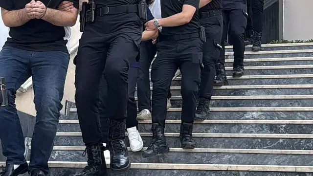 في تحقيق بيانات حوادث المرور.. 11 مشتبهاً في المحكمة