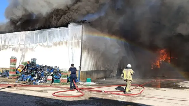 Fire breaks out at cold storage facility in Bursa's Yenişehir district