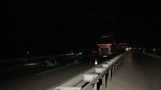 في إزينة، صدمت سيارة مشاة كان يعبر الطريق وفر السائق من مكان الحادث