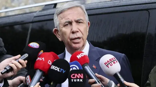 Mansur Yavaş mikrofonlara konuşma yapıyor