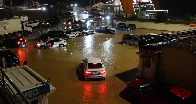 الأمطار الغزيرة تعطل النقل في طرابزون وتحذير كودي أصفر لأربع محافظات